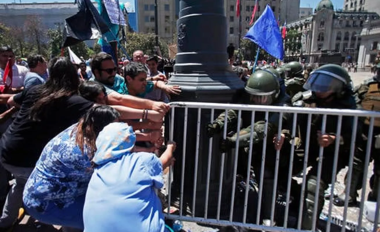 Chilenos pelean por un aumento salarial justo