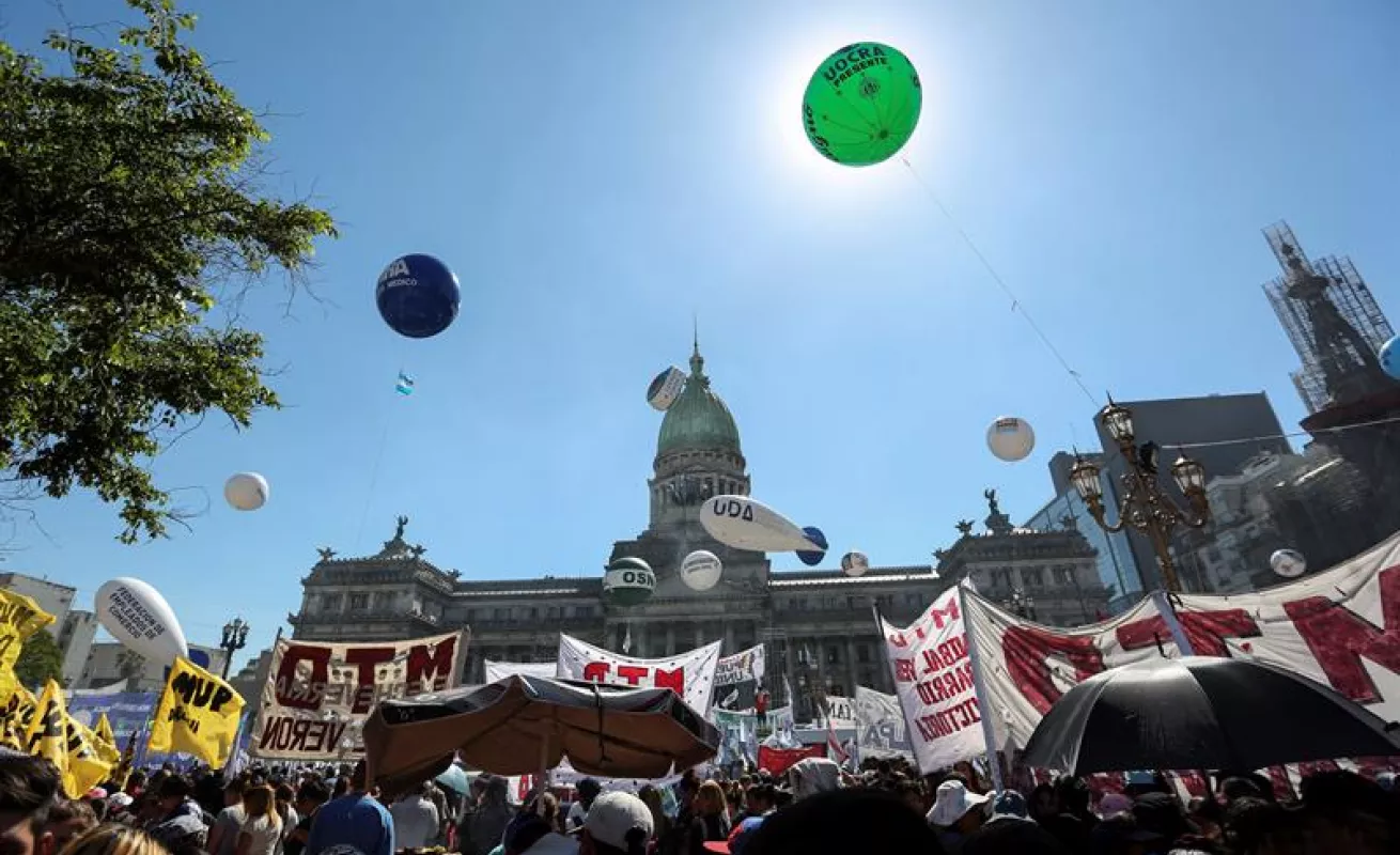 Argentinos cuestionan la "emergencia social" reclamada por los sindicatos