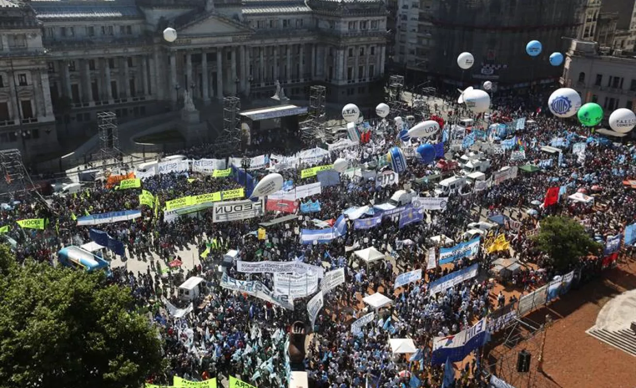Argentinos cuestionan la "emergencia social" reclamada por los sindicatos