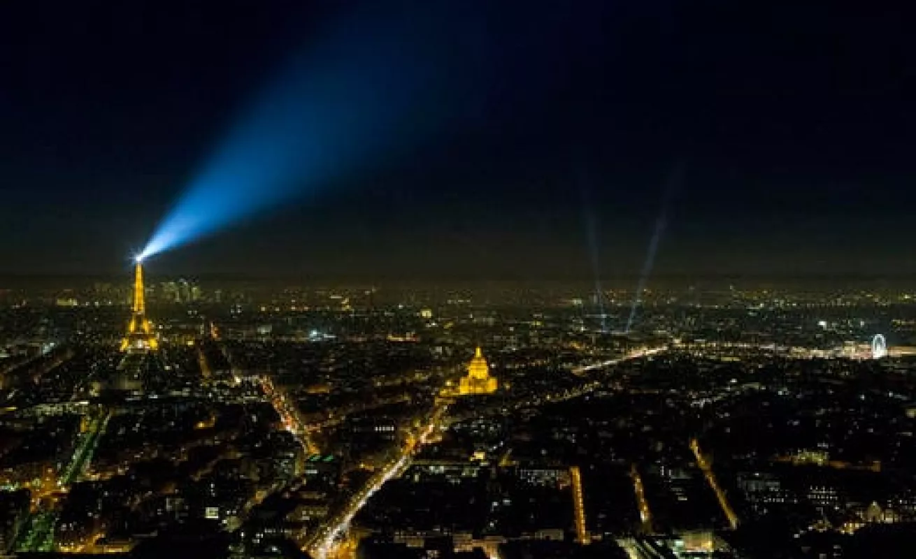 Luces navideñas iluminan Francia