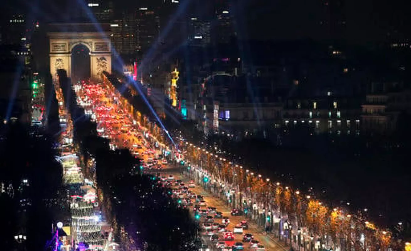 Luces navideñas iluminan Francia