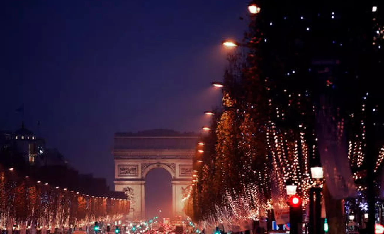 Luces navideñas iluminan Francia