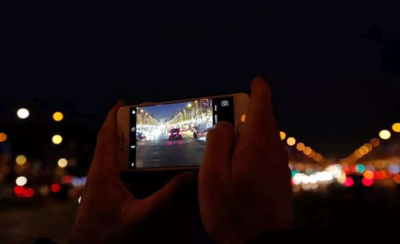 Luces navideñas iluminan Francia