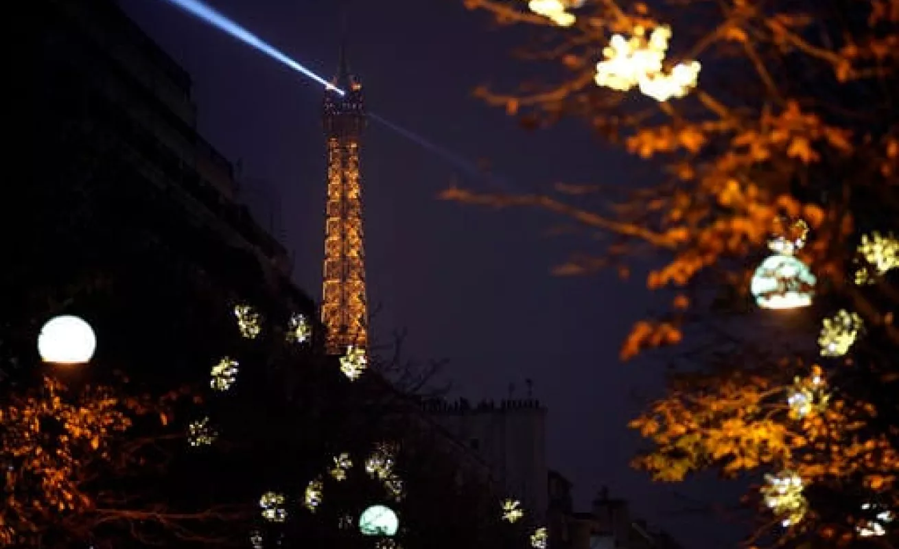 Luces navideñas iluminan Francia