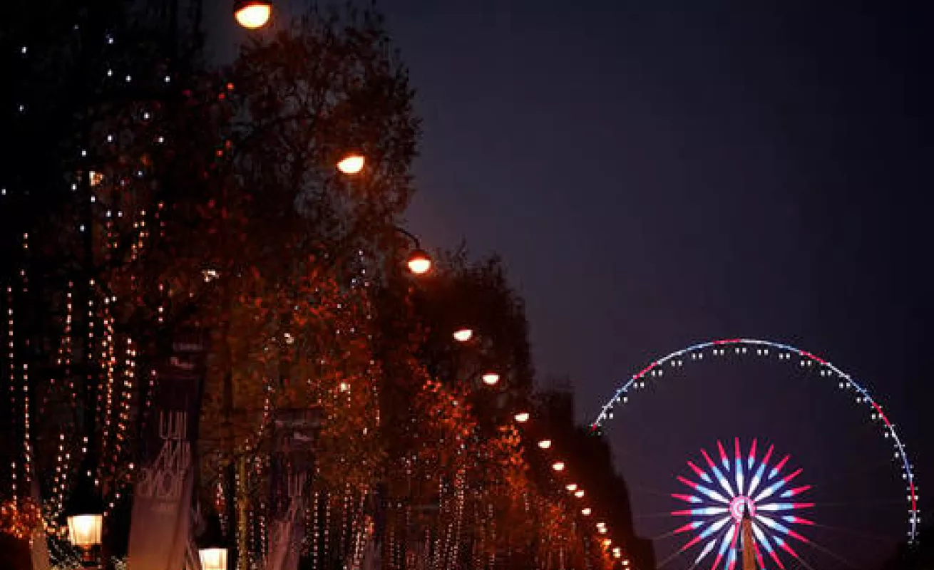 Luces navideñas iluminan Francia