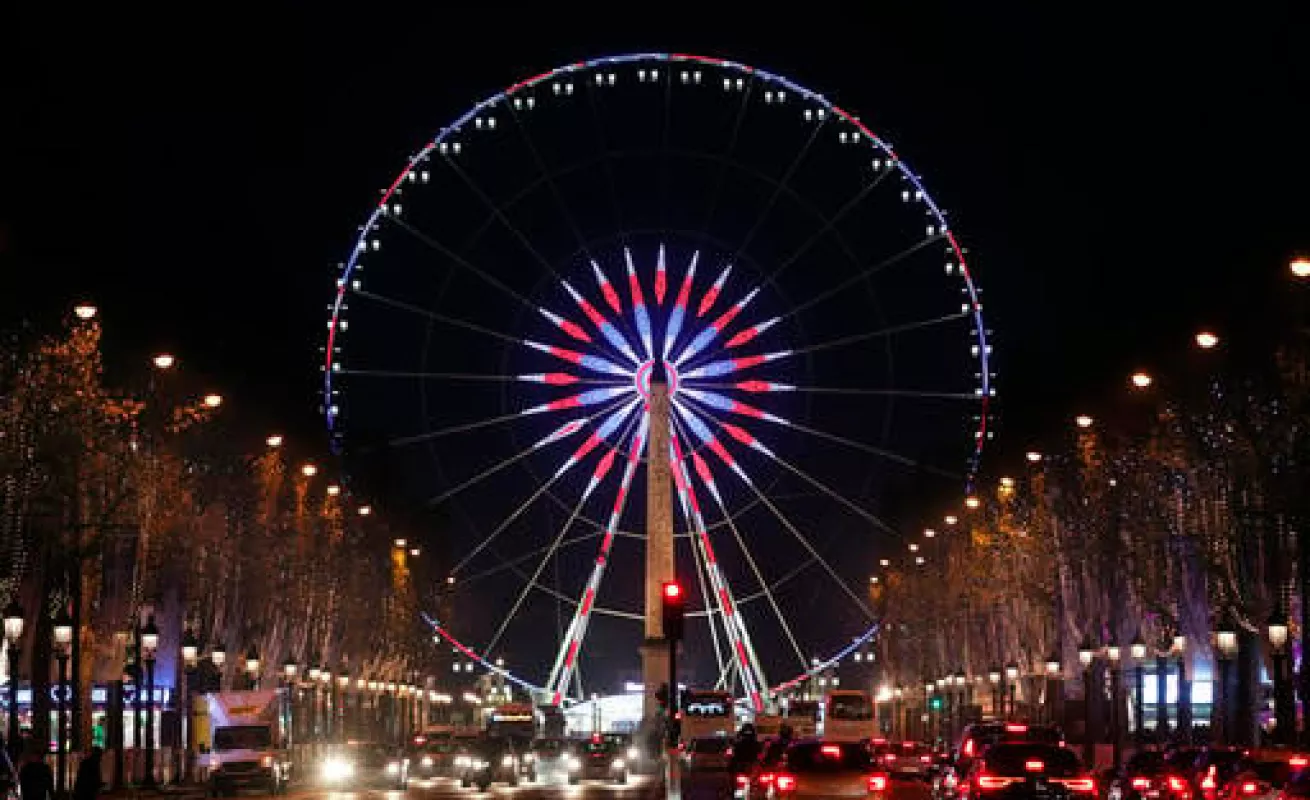 Luces navideñas iluminan Francia