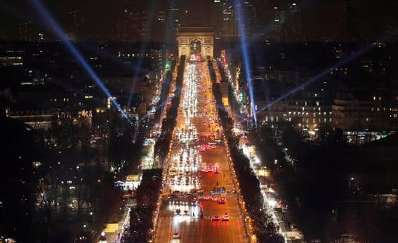 Luces navideñas iluminan Francia