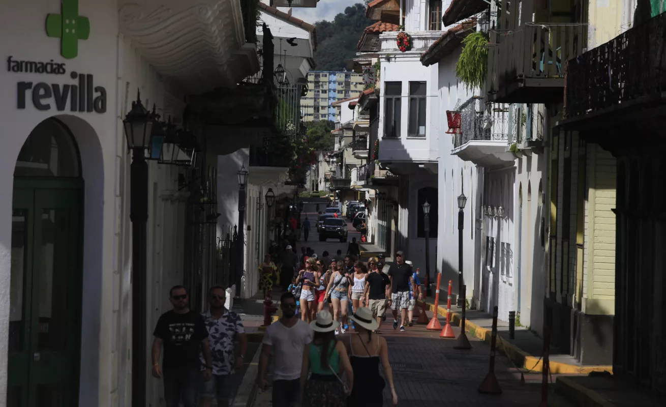Turistas recorren el Casco Antiguo
