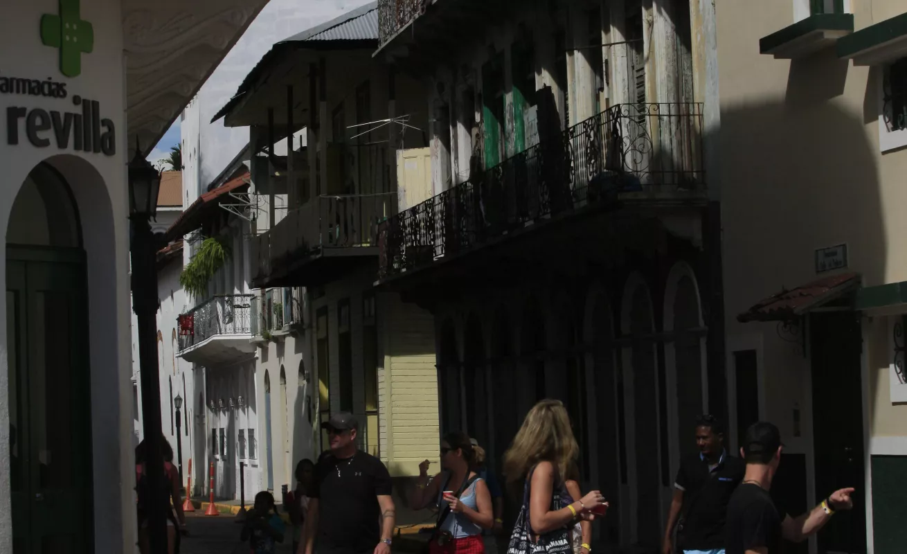 Turistas recorren el Casco Antiguo