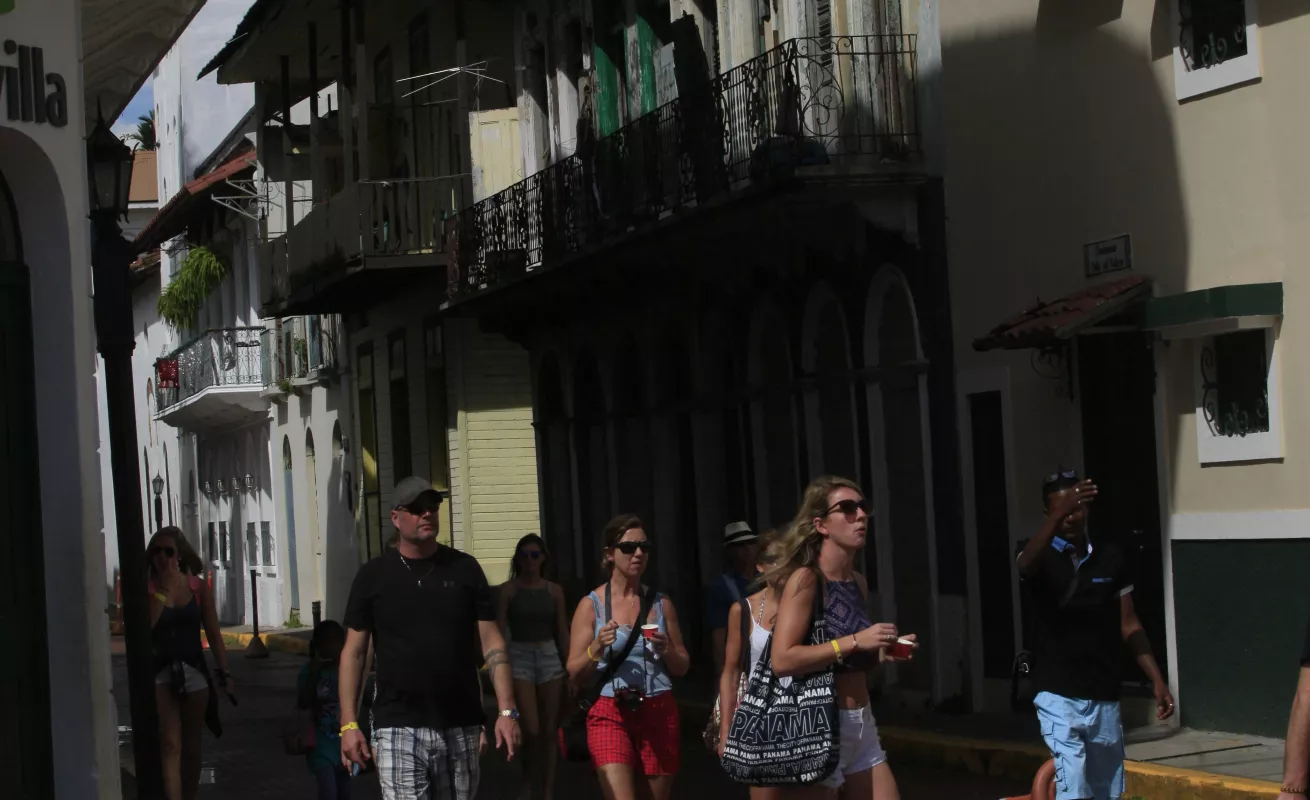 Turistas recorren el Casco Antiguo