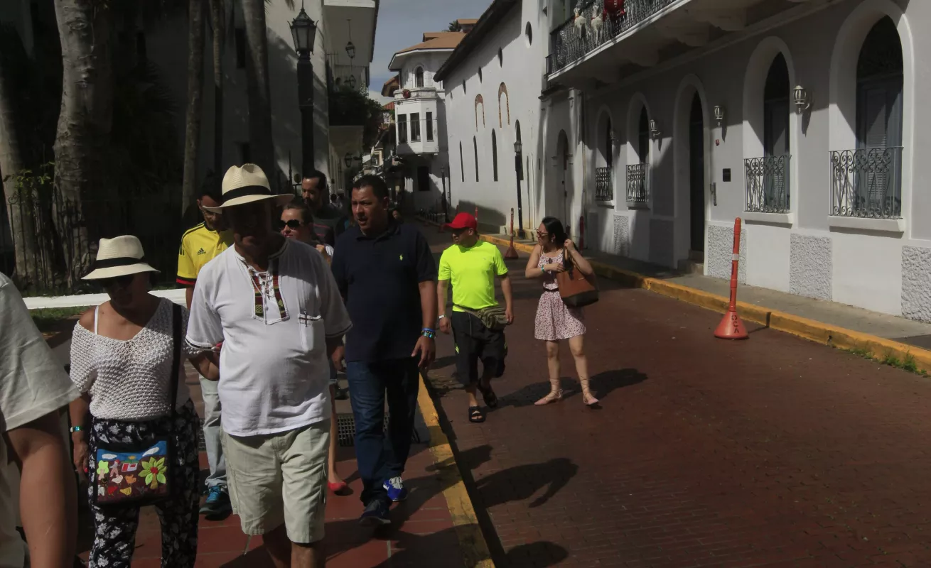 Turistas recorren el Casco Antiguo