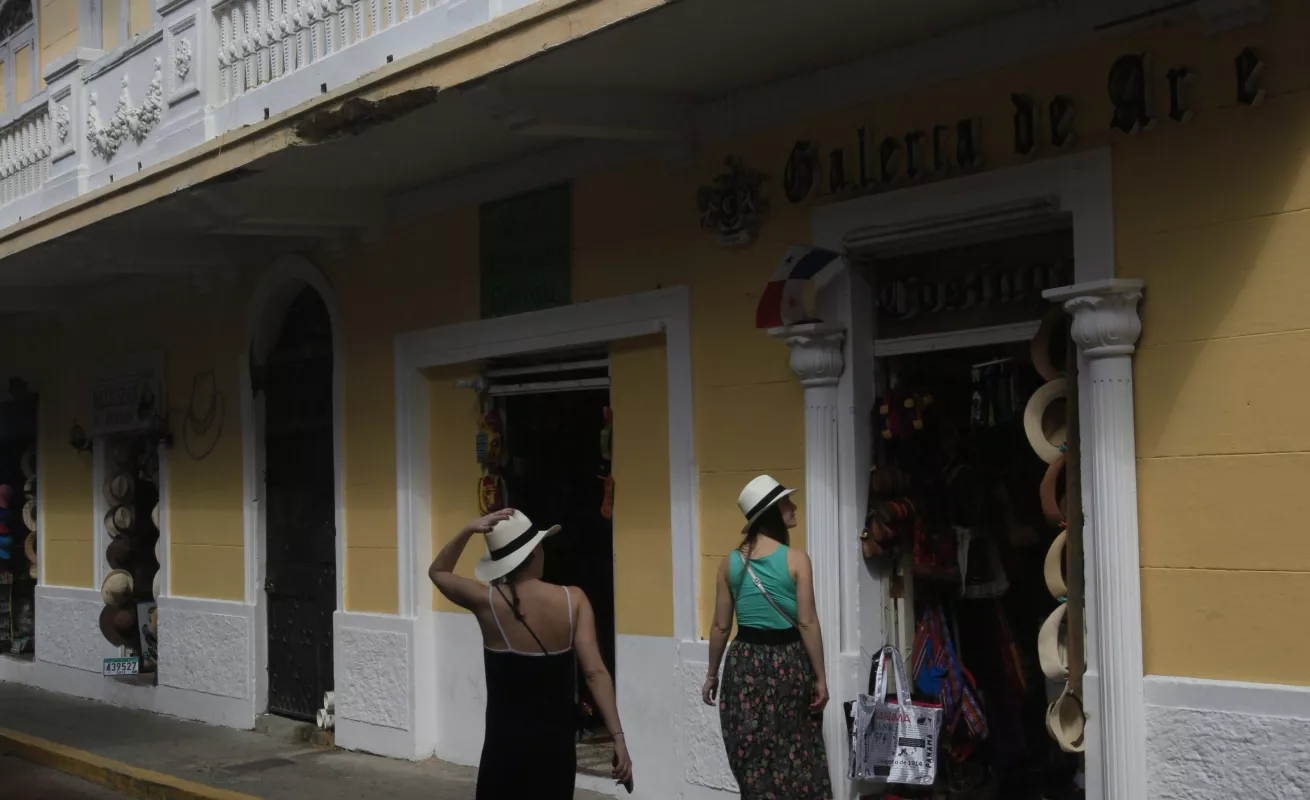 Turistas recorren el Casco Antiguo