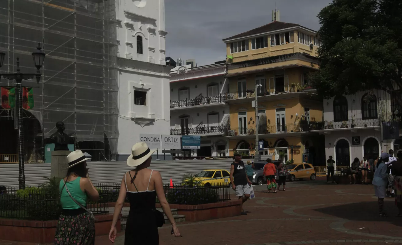 Turistas recorren el Casco Antiguo