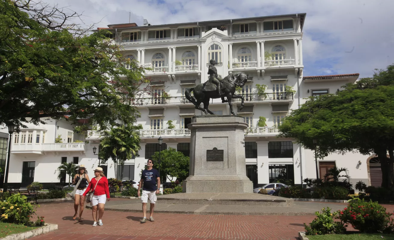 Turistas recorren el Casco Antiguo
