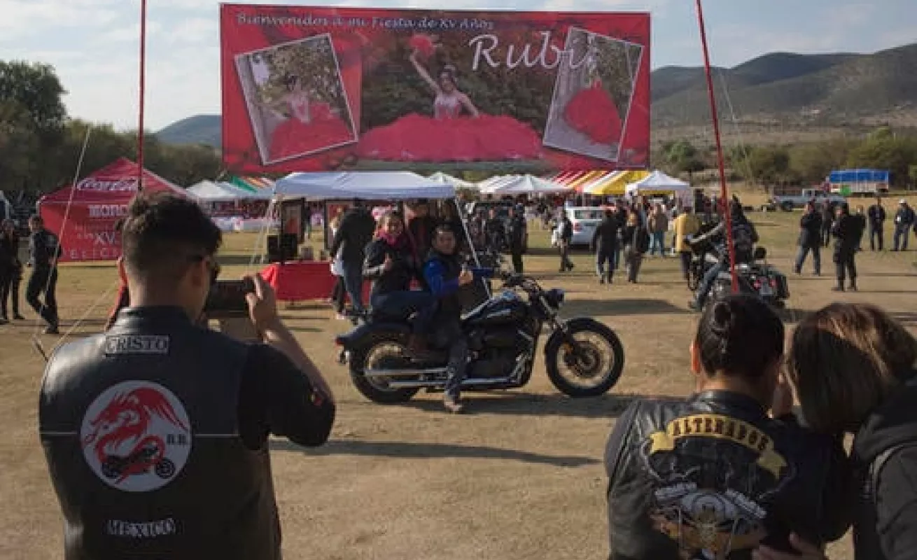 Rubí cumple 15 años y el mundo se entera