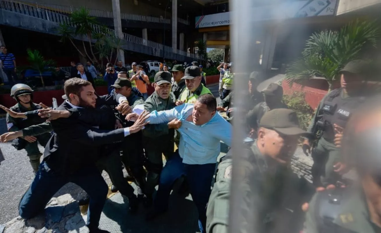 #GaleriaCri Diputados venezolanos chocan con policía al exigir elecciones