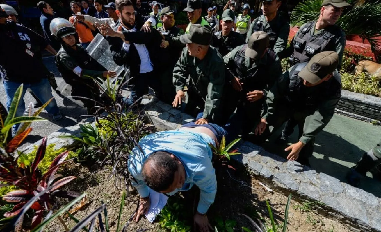 #GaleriaCri Diputados venezolanos chocan con policía al exigir elecciones