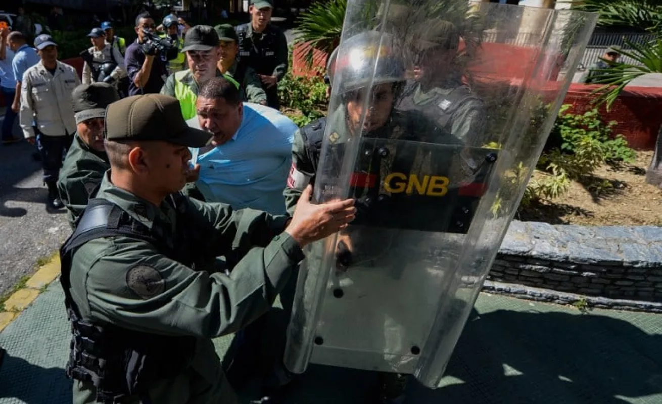 #GaleriaCri Diputados venezolanos chocan con policía al exigir elecciones