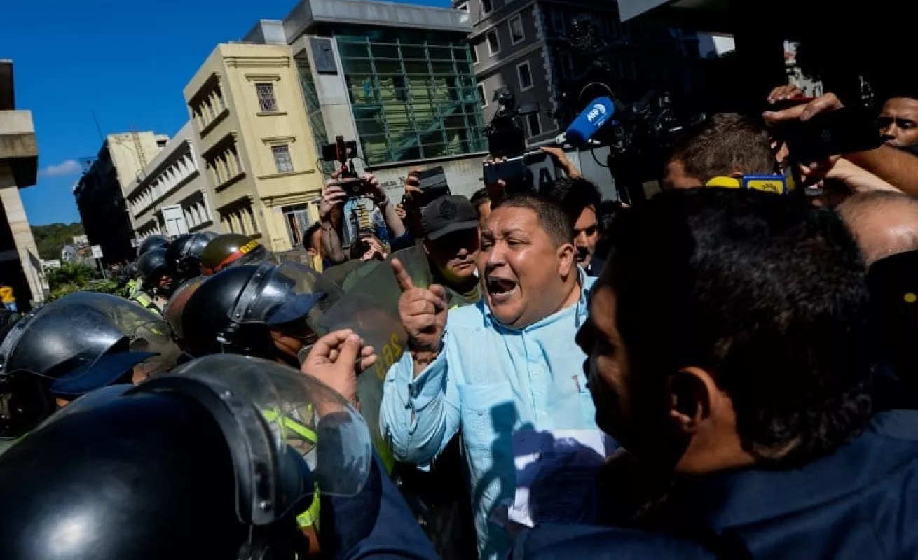 #GaleriaCri Diputados venezolanos chocan con policía al exigir elecciones