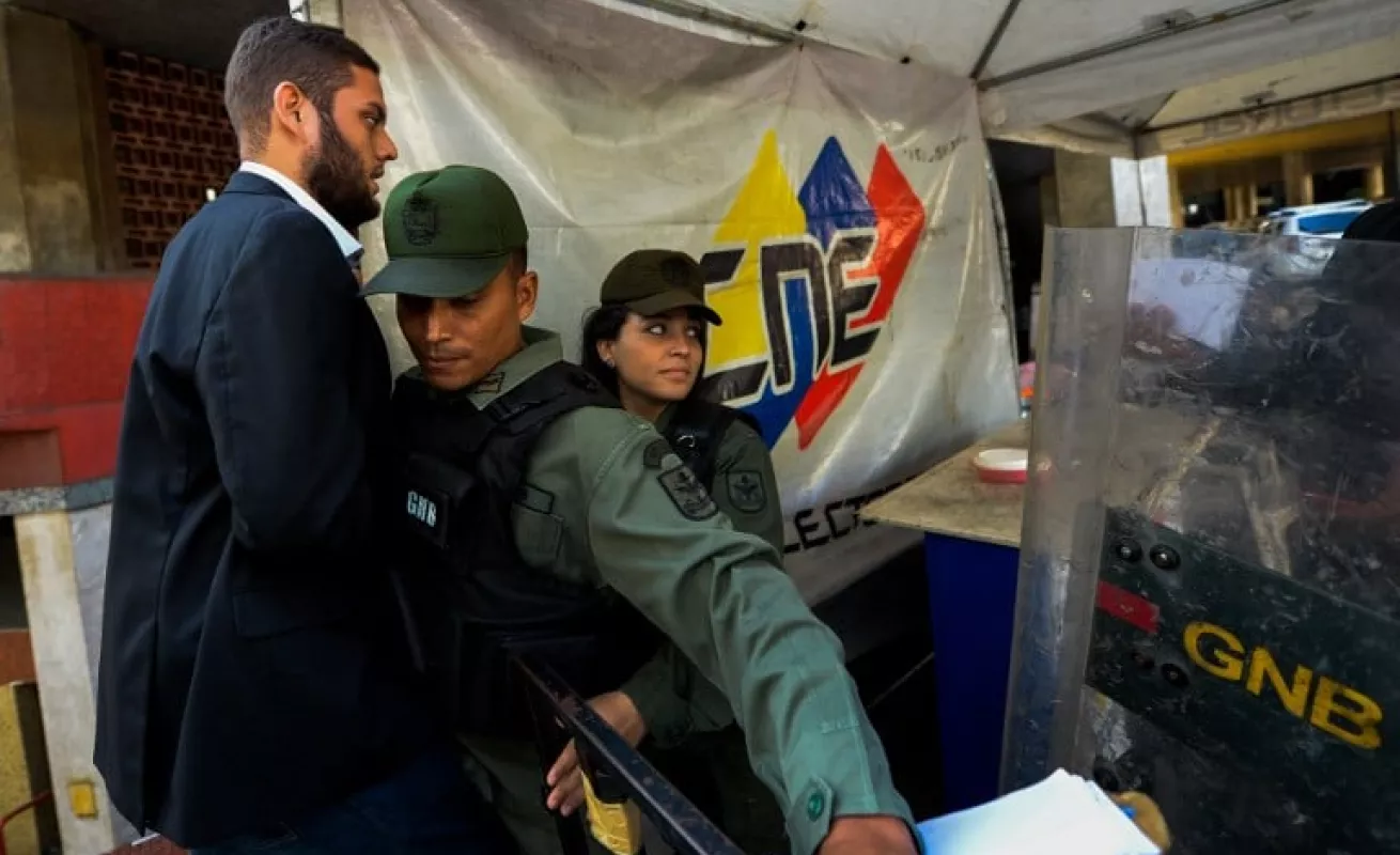 #GaleriaCri Diputados venezolanos chocan con policía al exigir elecciones