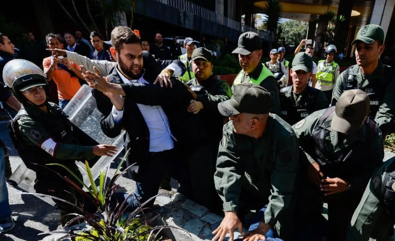 #GaleriaCri Diputados venezolanos chocan con policía al exigir elecciones