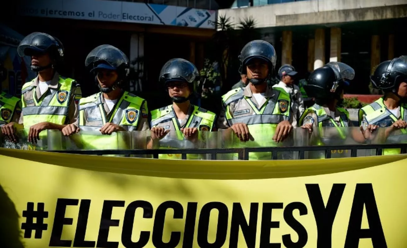 #GaleriaCri Diputados venezolanos chocan con policía al exigir elecciones