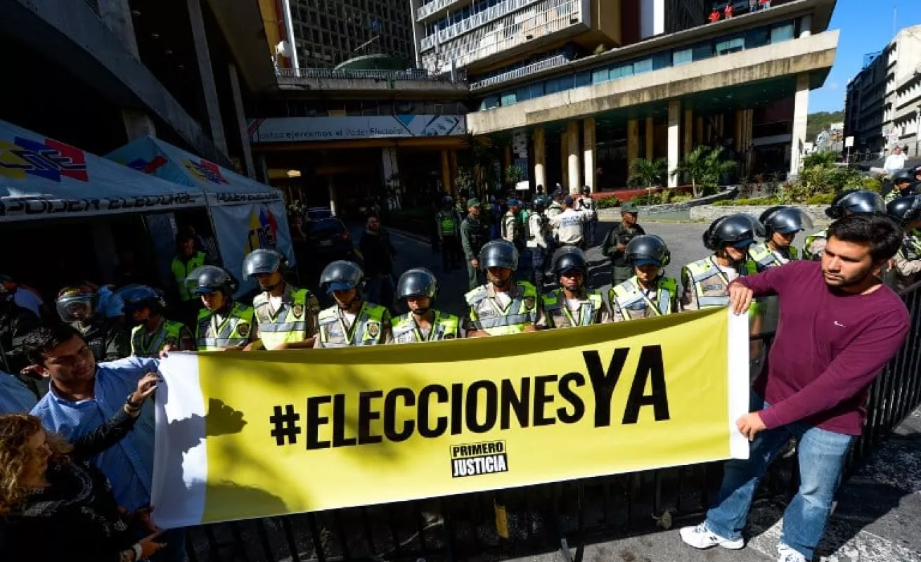 #GaleriaCri Diputados venezolanos chocan con policía al exigir elecciones