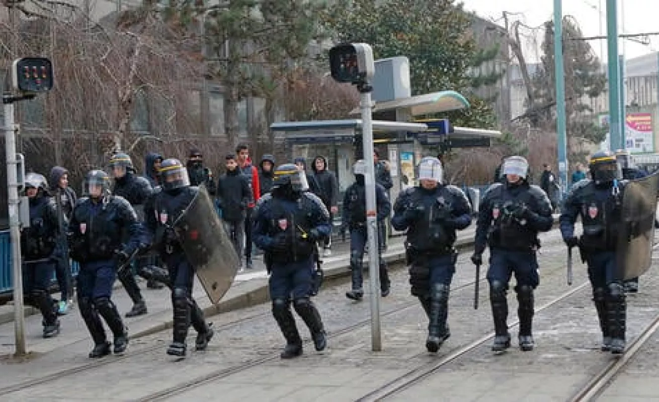 #GaleriaCri Parisinos se alzan contra la violencia policial