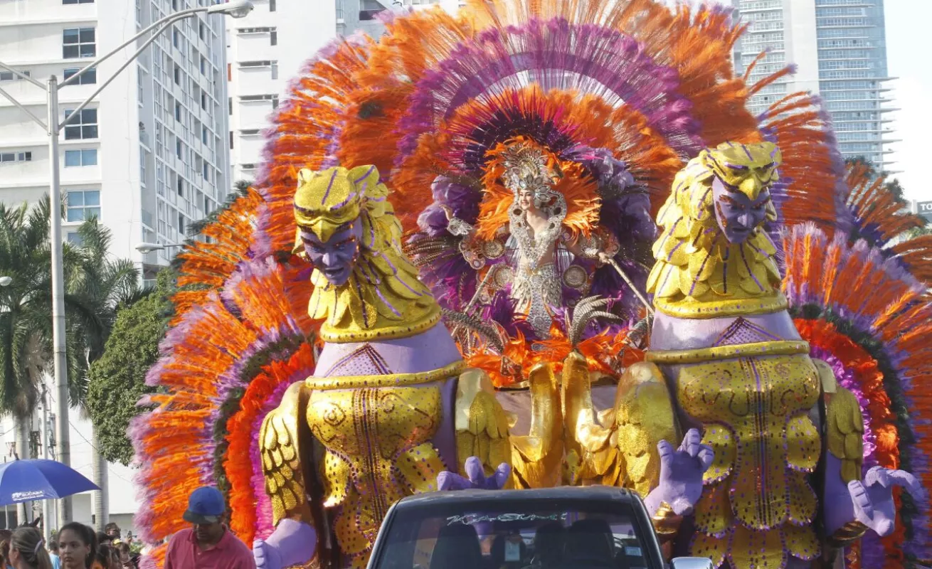 #GaleriaCri Vistoso desfile de reinas