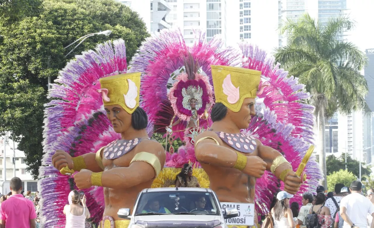 #GaleriaCri Vistoso desfile de reinas