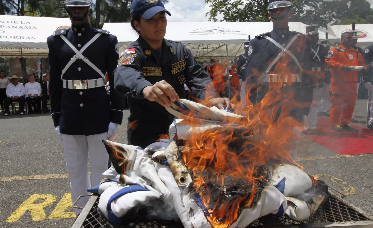 #GaleríaCri Quema de banderas como preámbulo al Mes de la Patria