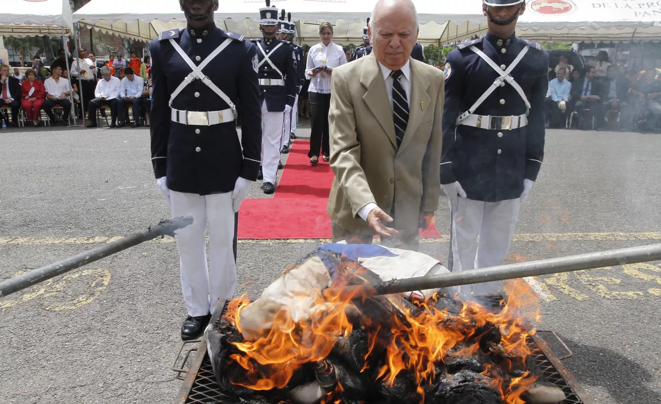 #GaleríaCri Quema de banderas como preámbulo al Mes de la Patria