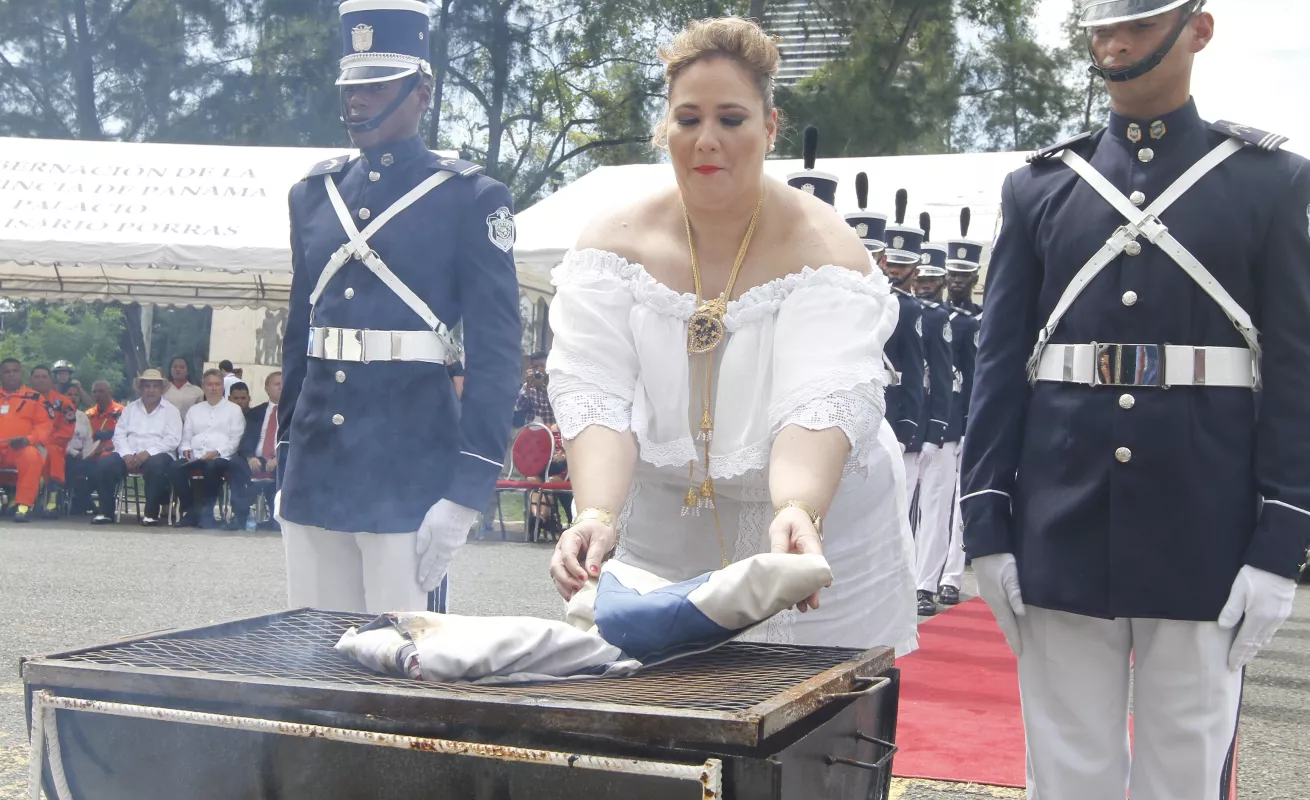 #GaleríaCri Quema de banderas como preámbulo al Mes de la Patria