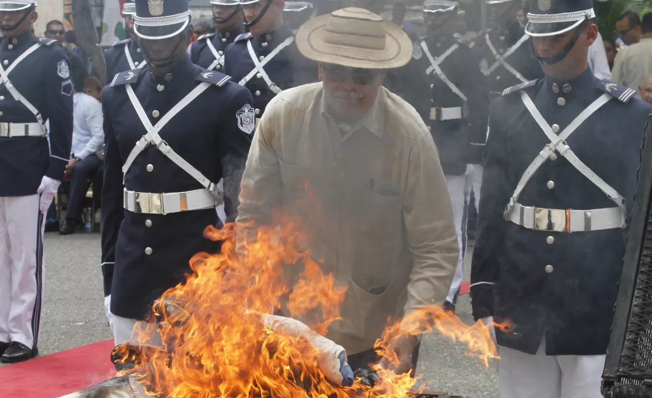 #GaleríaCri Quema de banderas como preámbulo al Mes de la Patria