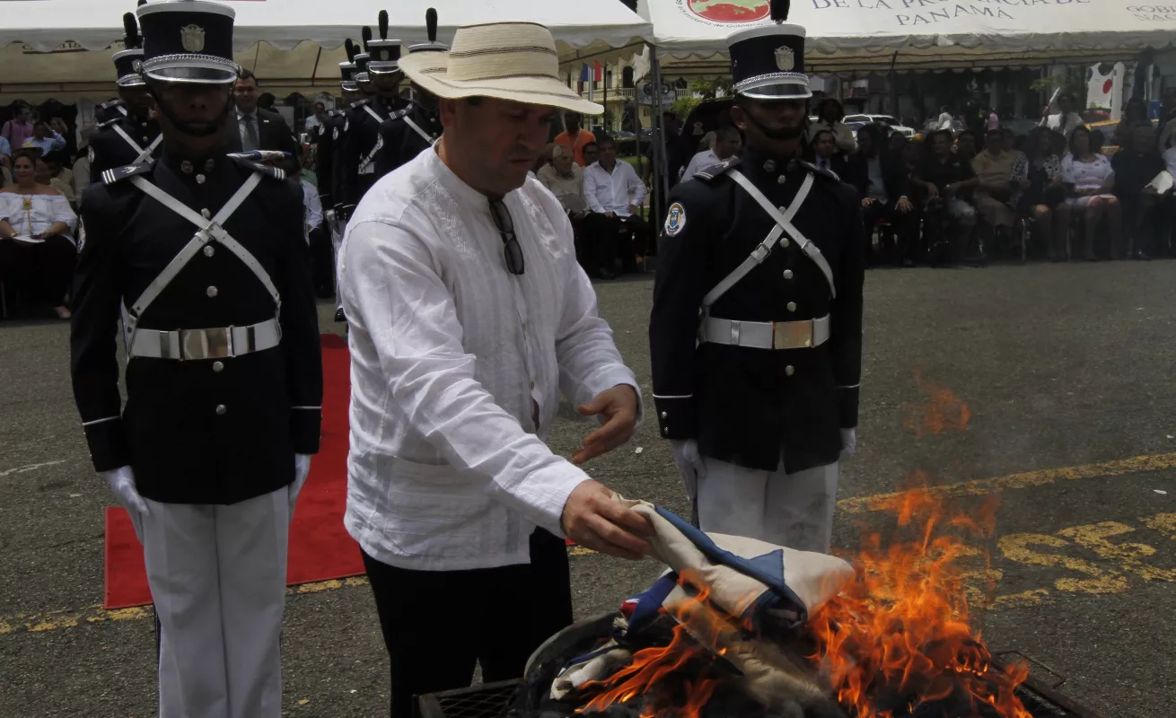 #GaleríaCri Quema de banderas como preámbulo al Mes de la Patria