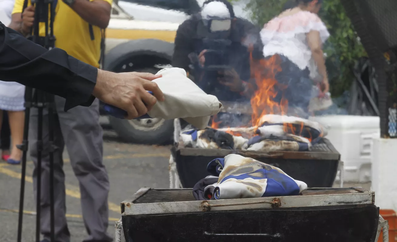 #GaleríaCri Quema de banderas como preámbulo al Mes de la Patria