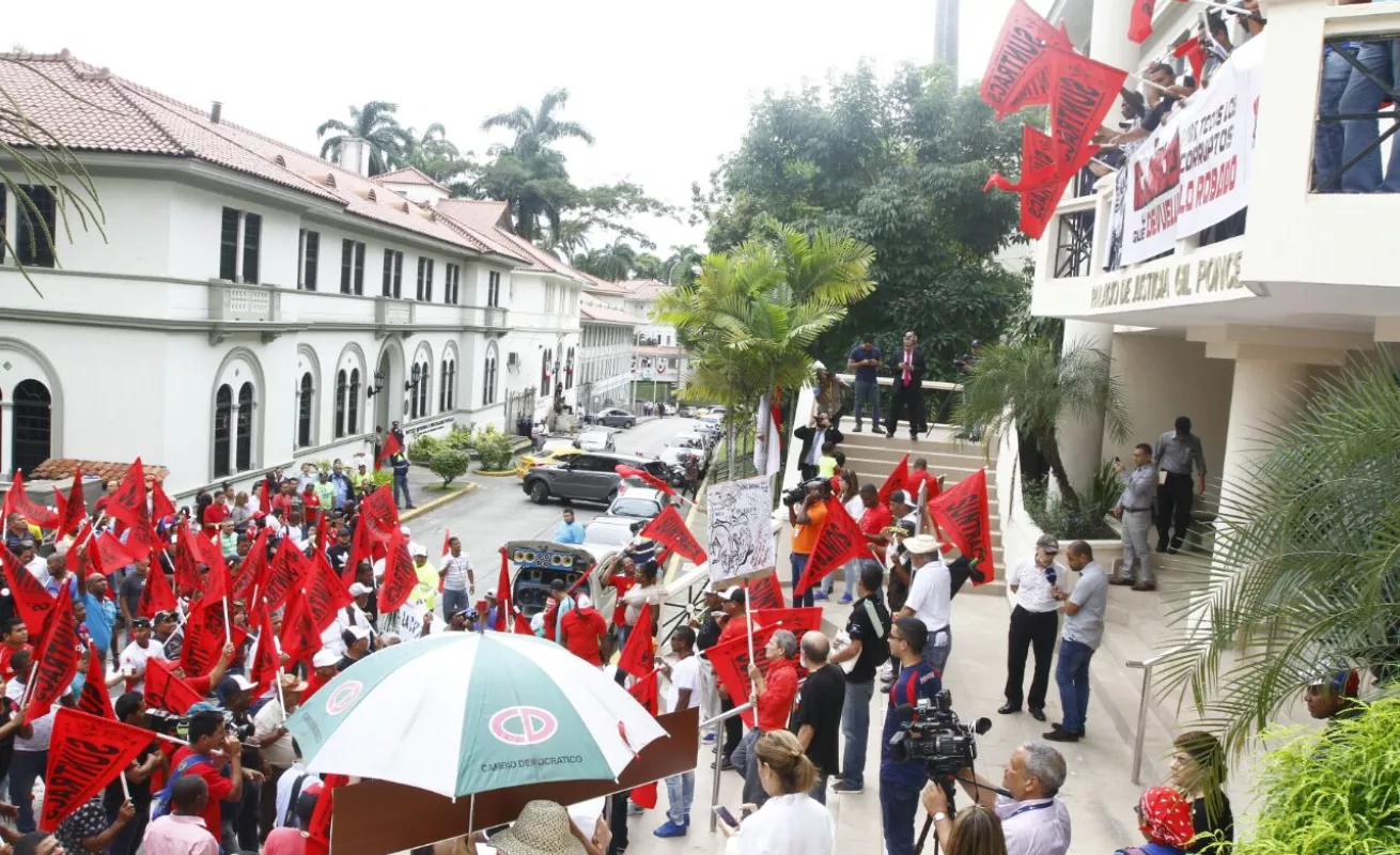 #GaleriaCri Grupos sindicales y civiles exigen se develen nombres de corruptos vinculados a caso Odebrecht