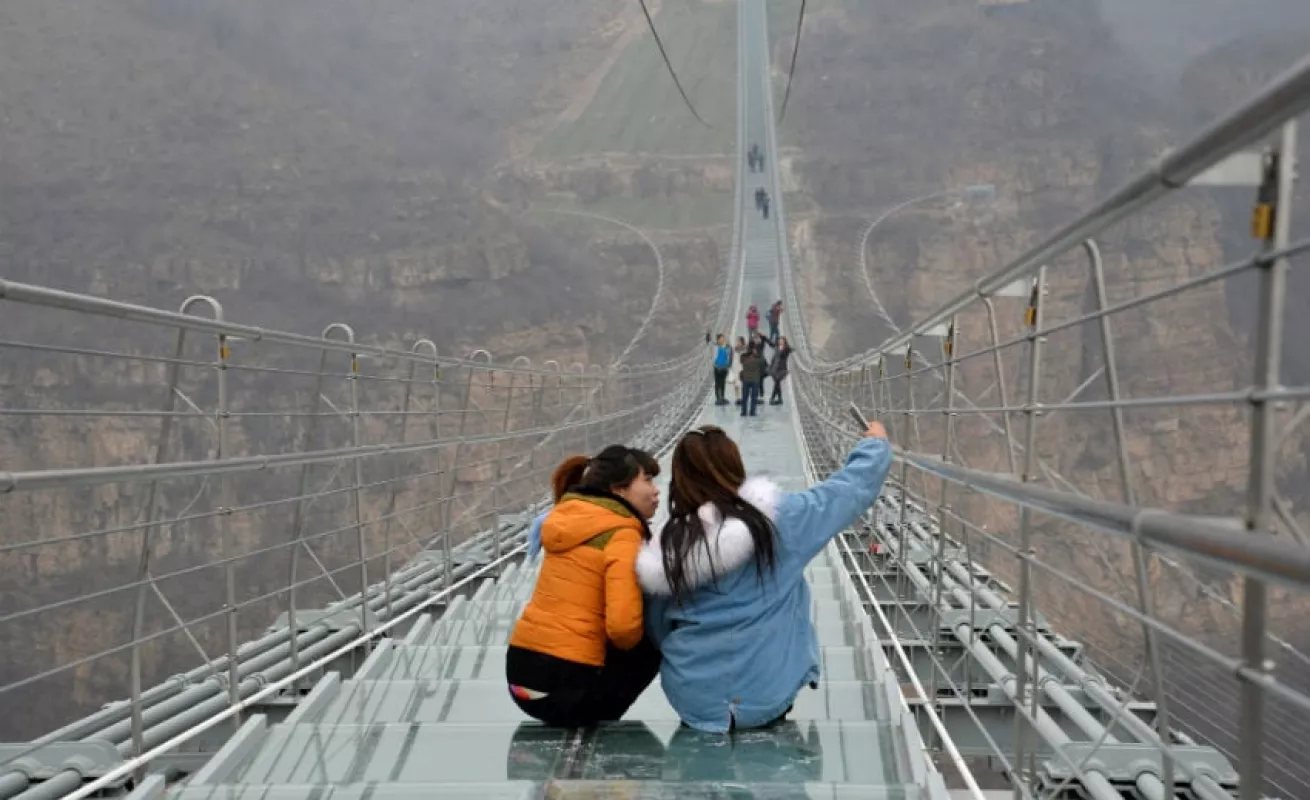 #GaleriaCri Puentes de cristal, táctica china para atraer turistas