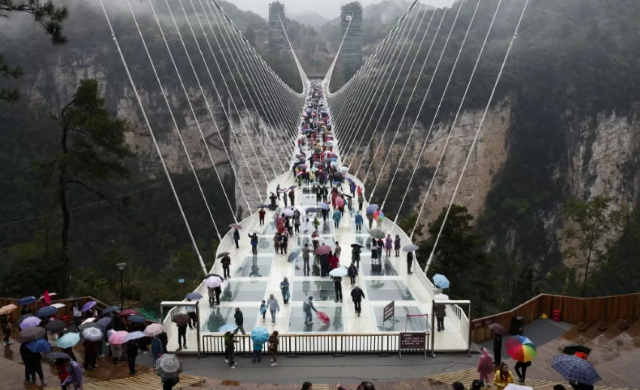 #GaleriaCri Puentes de cristal, táctica china para atraer turistas