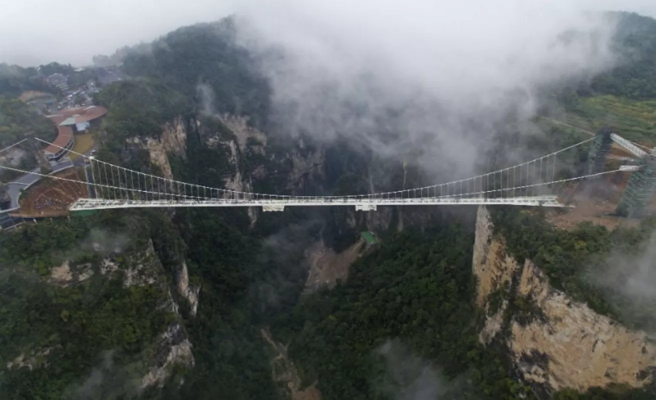 #GaleriaCri Puentes de cristal, táctica china para atraer turistas