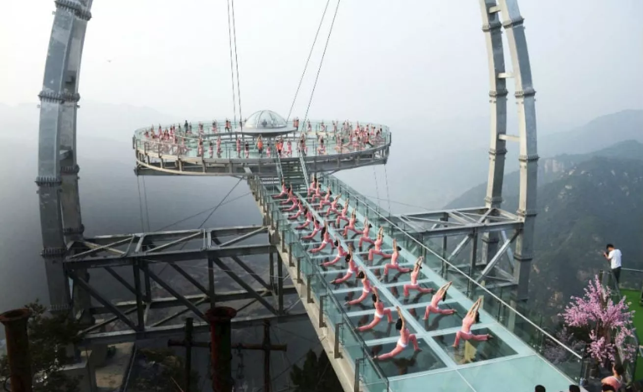 #GaleriaCri Puentes de cristal, táctica china para atraer turistas