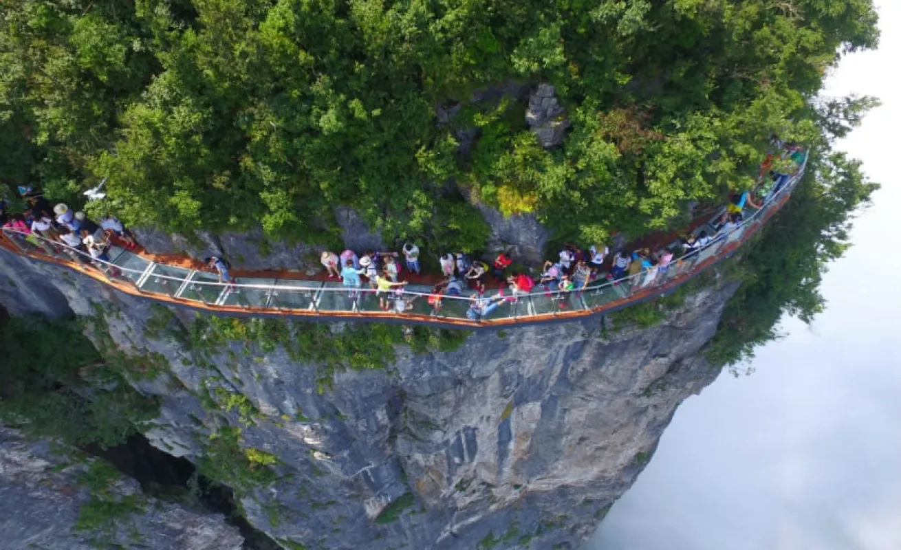 #GaleriaCri Puentes de cristal, táctica china para atraer turistas