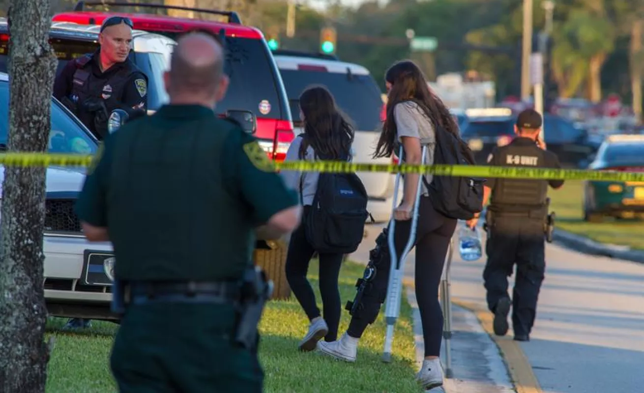 #GaleriaCri  Exalumno asesina a tiros a estudiantes de escuela en Miami