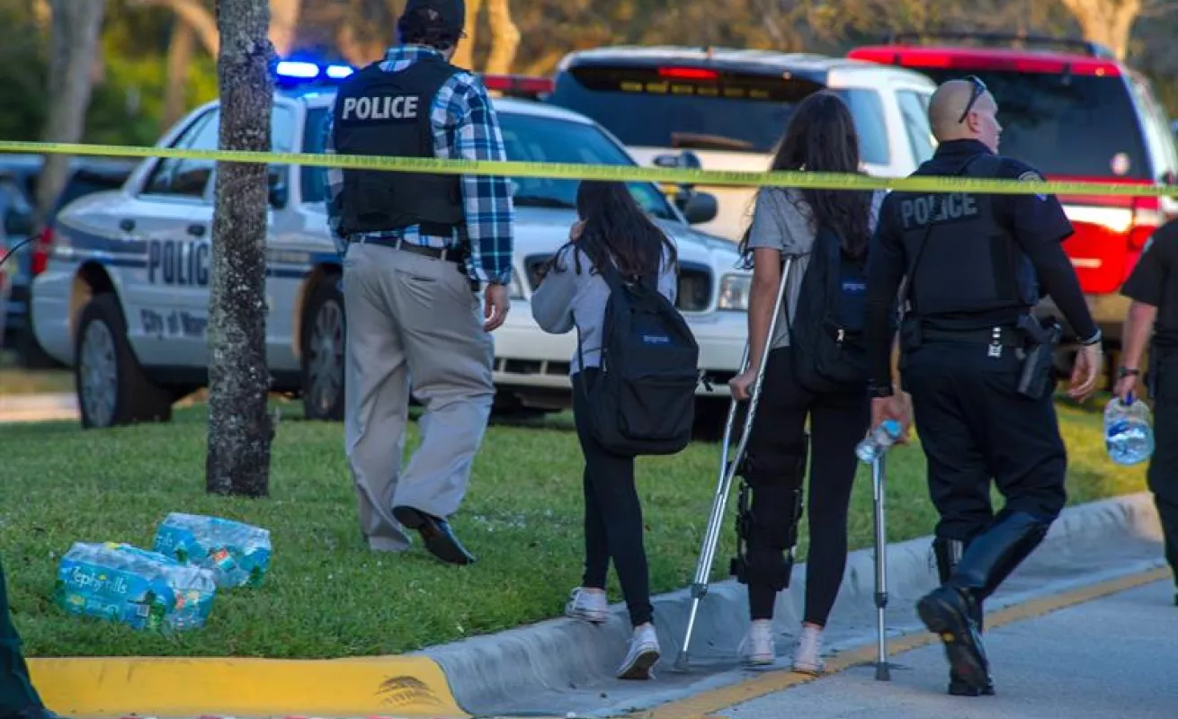 #GaleriaCri  Exalumno asesina a tiros a estudiantes de escuela en Miami