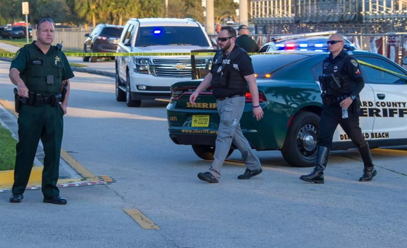 #GaleriaCri  Exalumno asesina a tiros a estudiantes de escuela en Miami