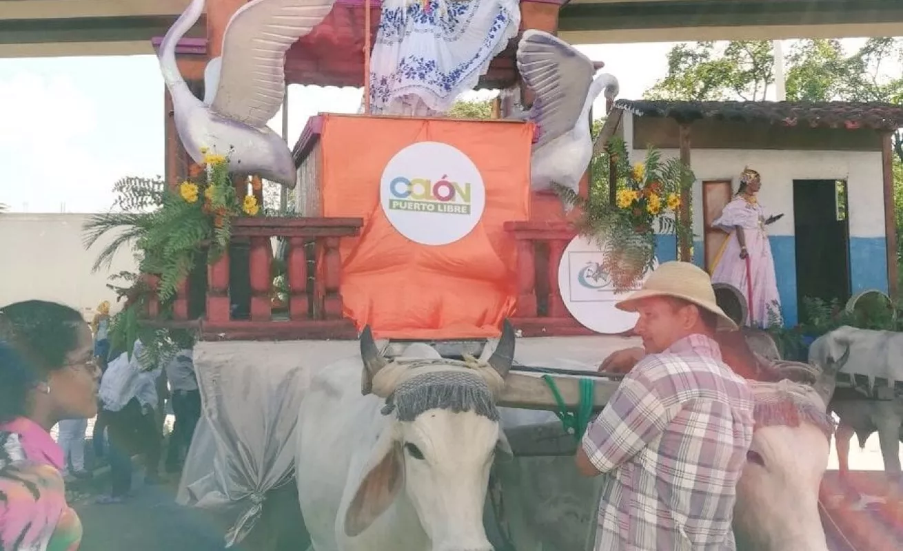 Desfile folclórico en Colón