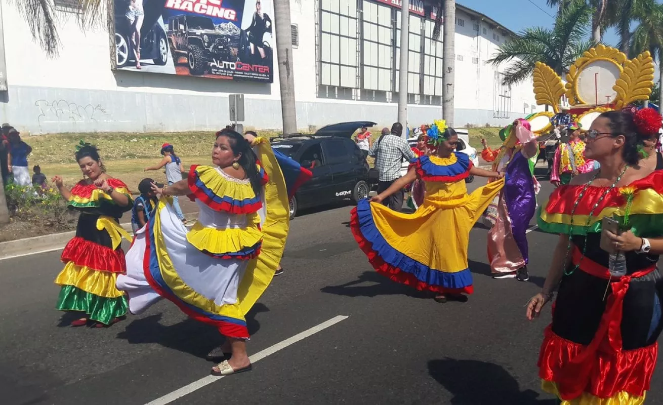 Desfile folclórico en Colón