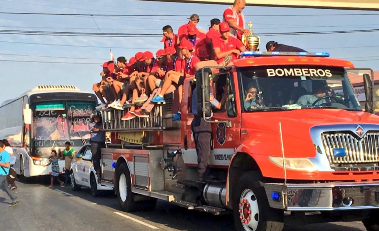 Con gran euforia reciben a los campeones de béisbol juvenil en Coclé