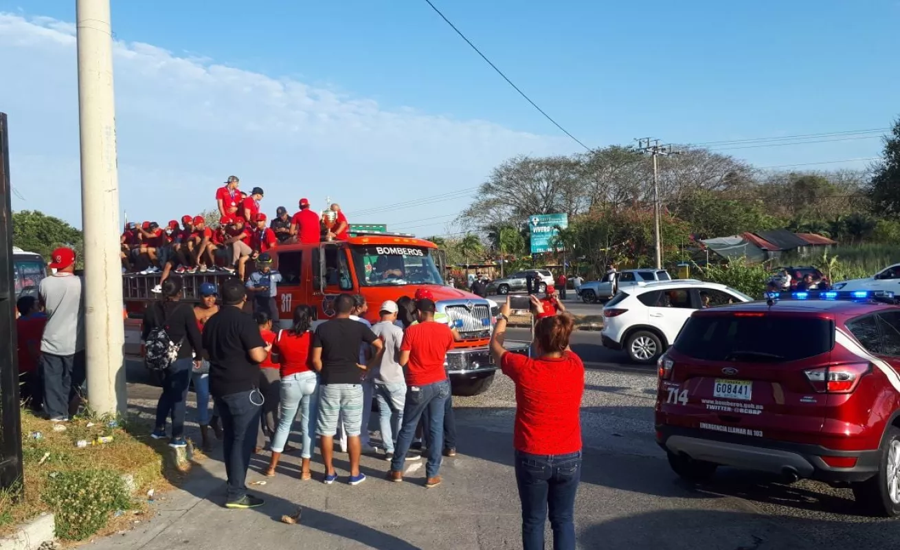 Con gran euforia reciben a los campeones de béisbol juvenil en Coclé