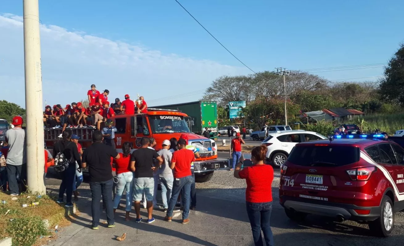 Con gran euforia reciben a los campeones de béisbol juvenil en Coclé